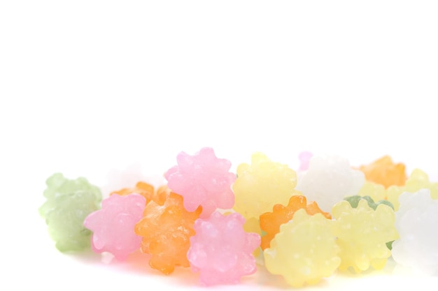 Bonbons à la gelée colorés sucre sucré isolé sur fond blanc