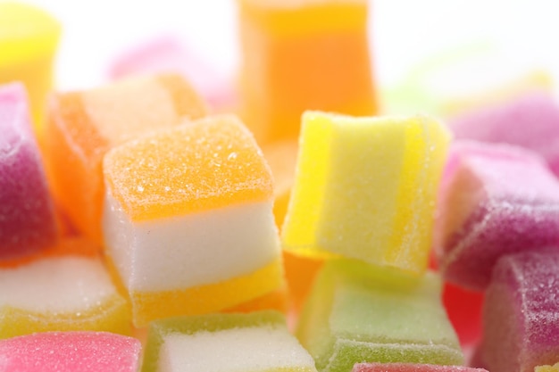 Bonbons à la gelée cube coloré isolé sur fond blanc