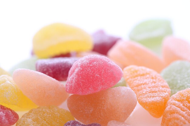 Bonbons à la gelée de fruits colorés isolés en fond blanc