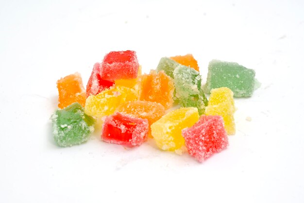 bonbons à la gelée isolés sur fond blanc gelée colorée en sucre