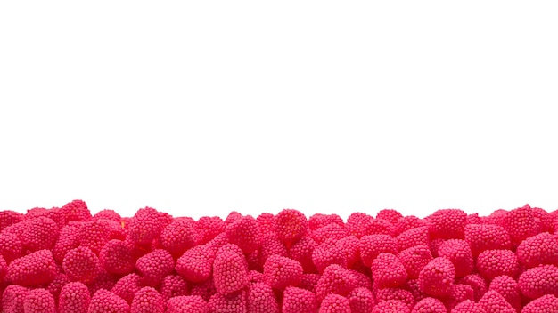 Bonbons à la gelée juteuse rose isolés sur blanc.