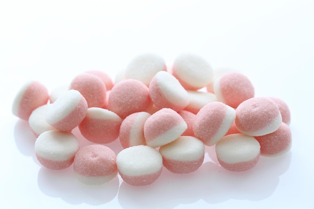 Bonbons à la gelée rose isolés en fond blanc