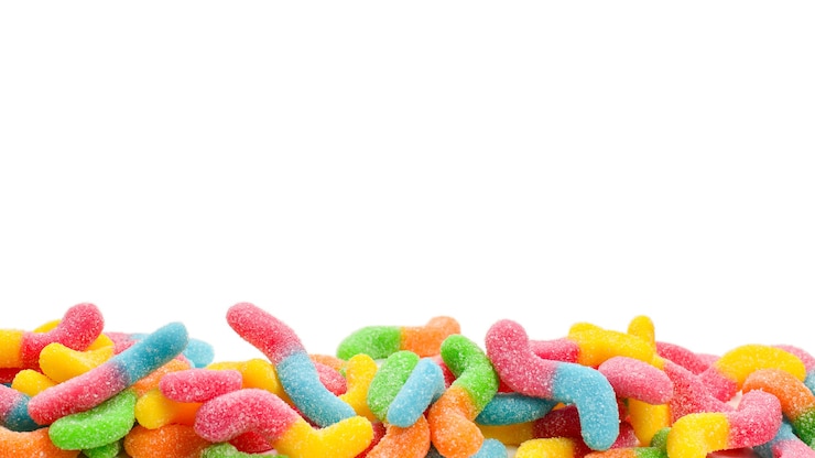 Photo bonbons gélifiés colorés juteux isolés sur blanc. bonbons gommeux. serpents.