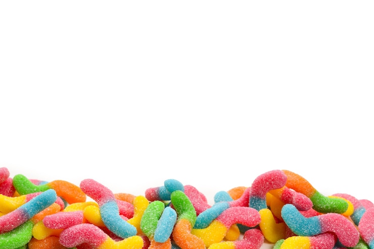Photo bonbons gélifiés colorés juteux isolés sur blanc. bonbons gommeux. serpents.
