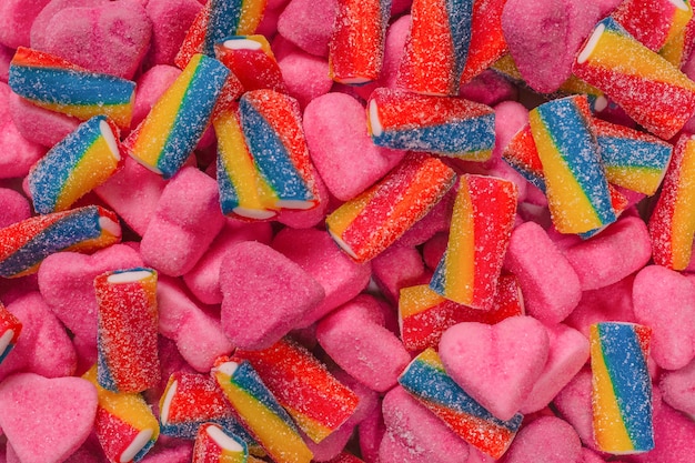 Bonbons gélifiés savoureux assortis. Vue de dessus. Fond de bonbons à la gelée rose.