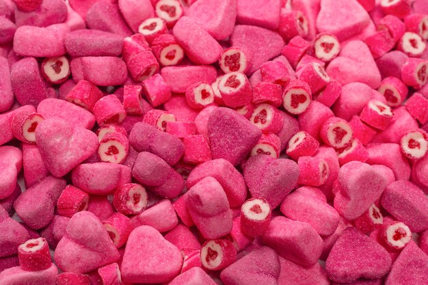 Bonbons gélifiés savoureux assortis. Vue de dessus. Fond de bonbons à la gelée rose.