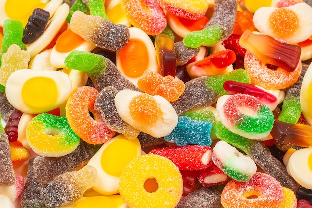 Photo des bonbons à la gomme assortis vue supérieure bonbons de gelée isolés sur blanc