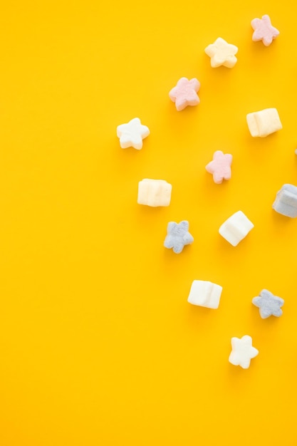 Bonbons gommeux sur fond jaune Vue de dessus Bonbons à la gelée