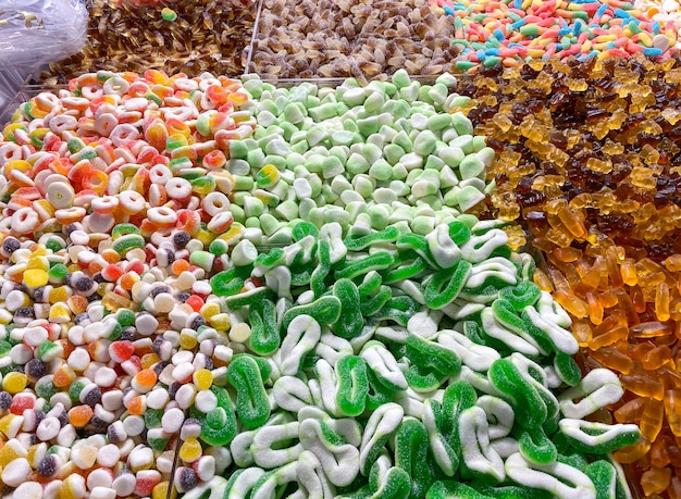 Bonbons gommeux et gelées assortis comme arrière-plan. Beaucoup de bonbons à la gelée colorée saveur de bonbons. Vue de dessus.