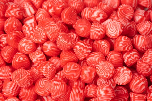 Bonbons gommeux savoureux ronds rouges comme fond