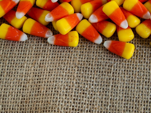 Bonbons d'Halloween traditionnels au maïs sur toile de jute.