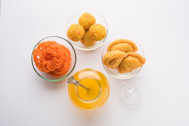 Bonbons indiens Gujiya, motichoor laddu et jalebi et beurre clarifié ou desi ghee indien dans un bocal, mise au point sélective