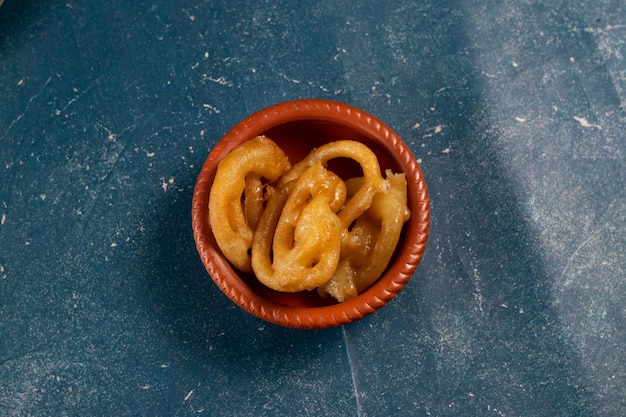 Bonbons indiens jalebi jilipi jilabi cuits en profondeur servis dans un plat isolé sur fond vue de dessus