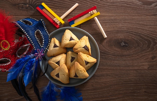 Bonbons juifs traditionnels biscuits hamantaschen sur fond bois gros plan