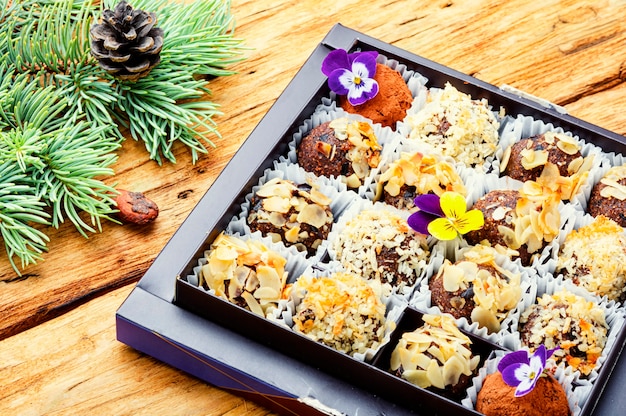 Bonbons maison chocolats ou truffes pour table de Noël