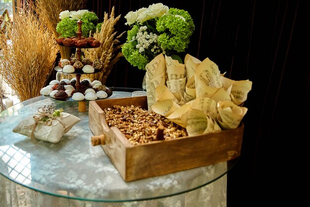 Bonbons de mariage et noix sur table dans un style rustique