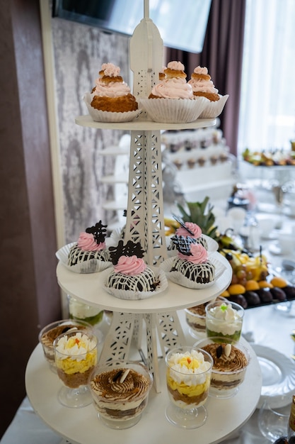 Bonbons de mariage, tables décorées, décorations et cupcakes, délicieuses viandes et gourmandises