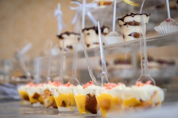 Bonbons de mariage, tables décorées, décorations et cupcakes, délicieux gâteaux et gourmandises