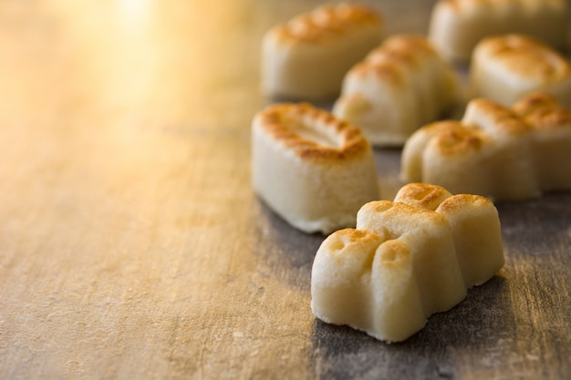 Bonbons de massepain de Noël sur la table en bois