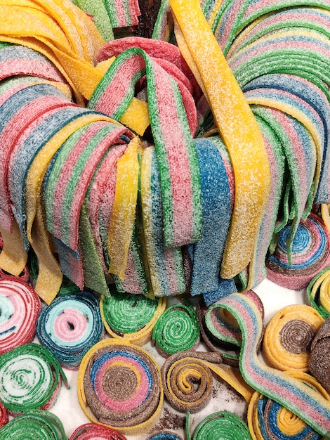 Bonbons moelleux colorés sucrés dans un supermarché ou un magasin de bonbons