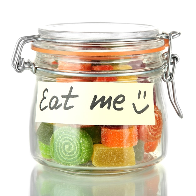 Bonbons multicolores dans un bocal en verre isolé sur blanc