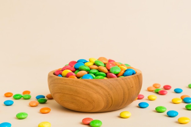 Des bonbons multicolores dans un bol sur un fond coloré concept d'anniversaire et de fête Vue supérieure avec espace de copie