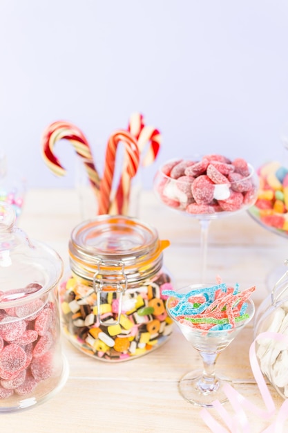 Photo bonbons multicolores dans des pots de bonbons en verre.