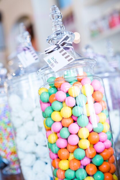 Bonbons multicolores exposés au magasin de bonbons.