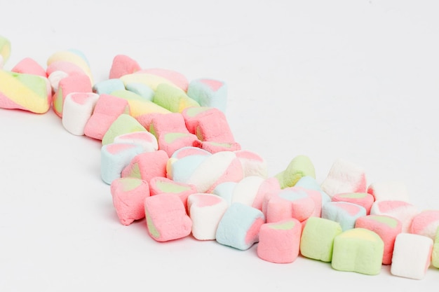 Des bonbons multicolores sur un fond blanc