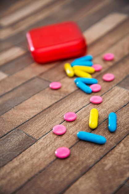 Photo des bonbons multicolores sur la table