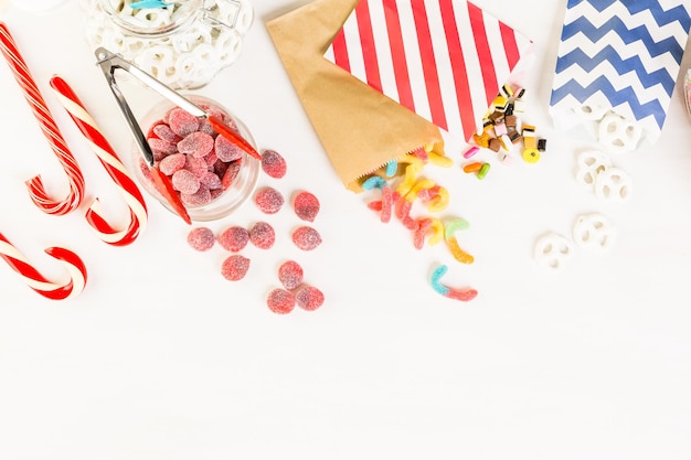 Bonbons multicolores sur un tableau blanc.