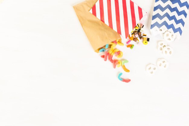 Bonbons multicolores sur un tableau blanc.