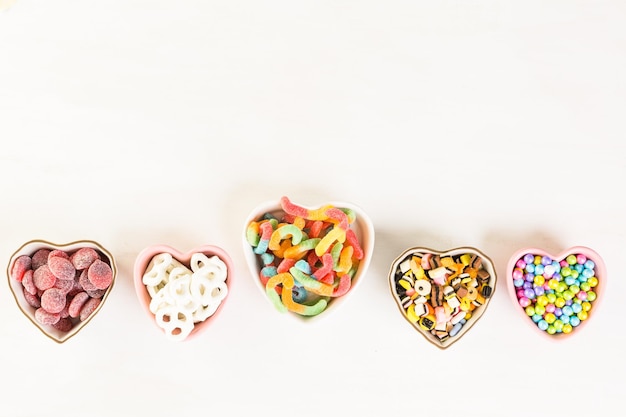 Bonbons multicolores sur un tableau blanc.