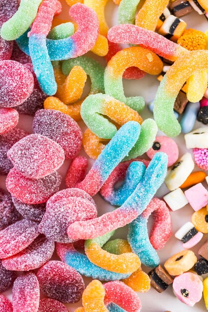 Bonbons multicolores sur un tableau blanc.