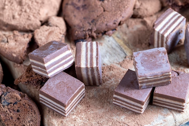 Bonbons multicouches faits de couches de crème et de chocolat avec différentes saveurs goût mélangé de bonbons à partir de différents ingrédients dans des bonbons rayés