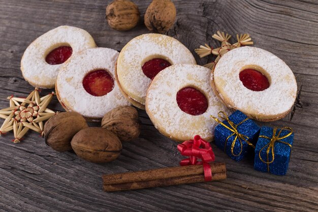 Bonbons de Noël faits maison avec du sucre en poudre et de la confiture sur une vieille surface en bois