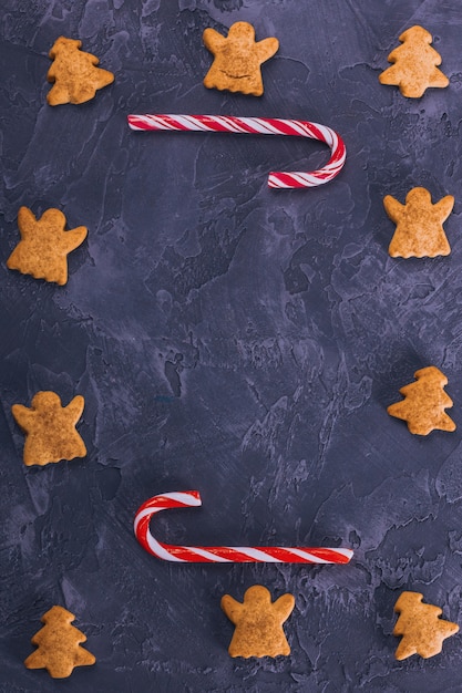 Bonbons de Noël sur un fond de béton avec un espace de copie