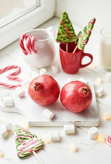 Bonbons de Noël grenade, lait, guimauves, bonbons par la fenêtre