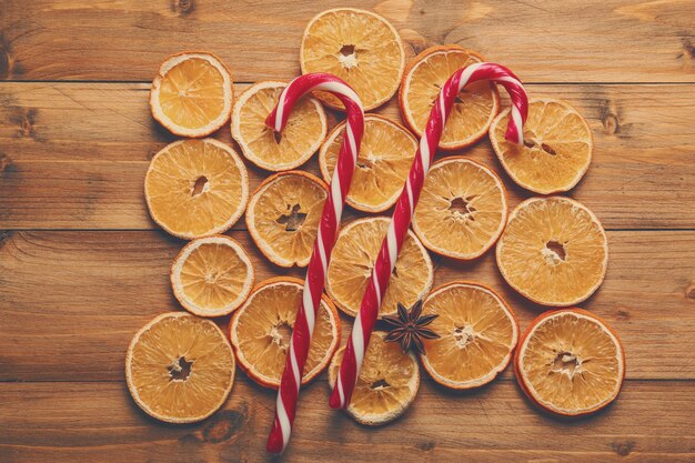 Bonbons De Noël Avec Des Tranches D'orange Sur Table