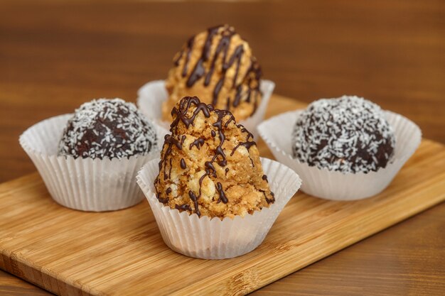 Bonbons à la noix de coco et au chocolat sur bois