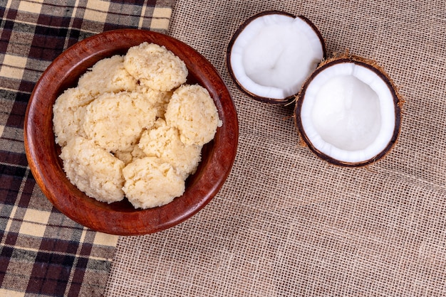 Bonbons de noix de coco brésiliens sur table en bois