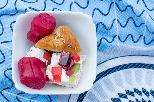 Bonbons orientaux sur une assiette blanche