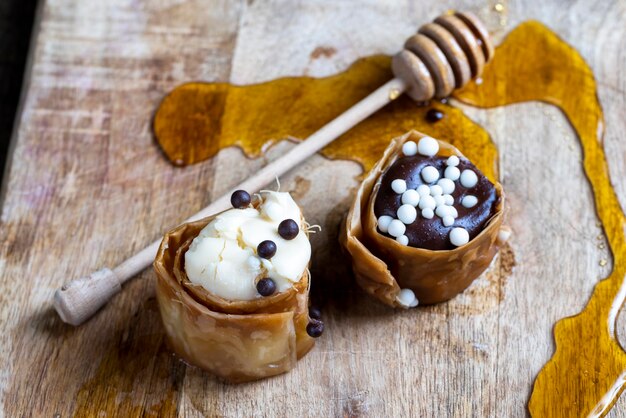 Bonbons en pâte feuilletée fine fourrée au chocolat et au miel