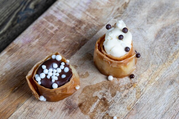 Bonbons en pâte feuilletée fine fourrée au chocolat et au miel