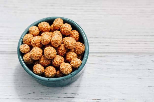 Photo bonbons de pois chiches biologiques saupoudrés de sésame et de caramel