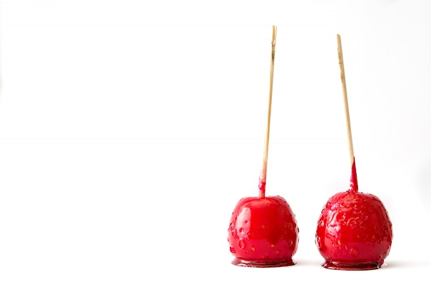 Bonbons pommes de Noël isolés sur l'espace de la copie blanche