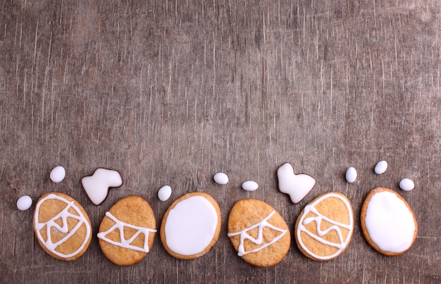 Des bonbons pour fêter Pâques. Biscuits en forme d&#39;oeufs de Pâques.