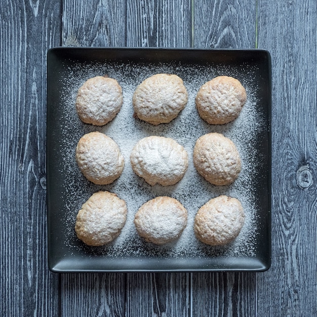 Bonbons Ramadan faits à la main sur la table. Biscuits égyptiens "Kahk El Eid" - biscuits de la fête islamique El Fitr. Vue de dessus