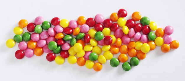 Des bonbons Skittles colorés