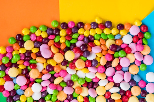 Bonbons Skittles sur la table colorée bonbons sucrés colorés